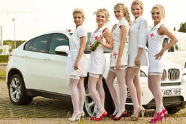 Ngắm "chân dài" tóc vàng diễu hành trên phố