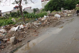 Cổng trường thành bãi rác 