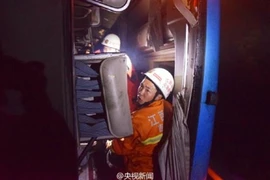  Trung Quốc: Va chạm xe buýt và xe tải, 7 người chết