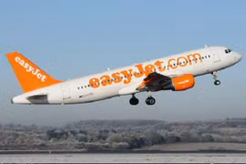 Máy bay hạ cánh khẩn vì có mùi khét