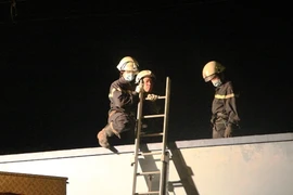 Trắng đêm tìm kiếm thi thể nạn nhân vụ nổ kho hóa chất