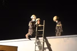 Trắng đêm tìm kiếm thi thể nạn nhân vụ nổ kho hóa chất