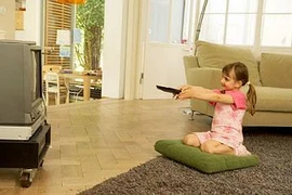 Vì sao trẻ không nên xem tivi quá nhiều?
