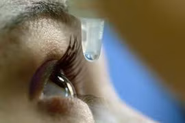 Mẹ độc ác nhỏ thuốc tẩy vào mắt con gái