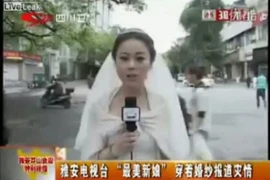 Nổi máu nghề, cô dâu tác nghiệp ngay trong tiệc cưới