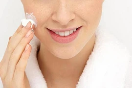 Bôi tinh trùng lên mặt vì tưởng nhầm là…kem dưỡng da