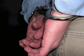 Nghịch tử đổ axit vào miệng cha