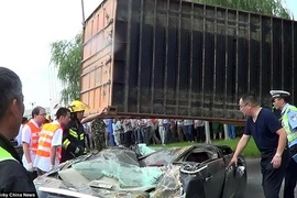 Thoát chết kỳ diệu sau khi bị container đè bẹp