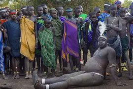 Uống máu và sữa hàng ngày để được vinh danh là người béo nhất