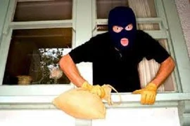 Trộm cầu xin chủ nhà giúp đỡ vì bị mắc kẹt ở cửa sổ