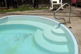 Vợ tắm tiên ở bể bơi để chồng trộm tiền, súng của nhà hàng xóm