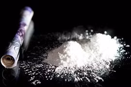 Mẹ bị bắt vì để con gái mang cocaine đến lớp
