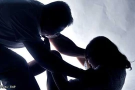 Quấy rối con gái để trừng phạt vì tội yêu sớm