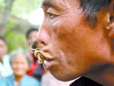 Nghiện lạ: Người đàn ông chỉ thích ăn bọ cạp sống