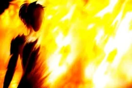 Bị nghi ngoại tình, chồng thiêu sống vợ