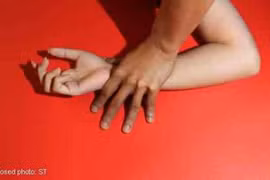 Malaysia: Vờ chữa bệnh, bố chồng dụ con dâu “lên giường”