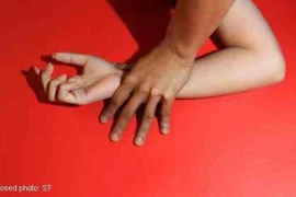 Malaysia: Vờ chữa bệnh, bố chồng dụ con dâu “lên giường”