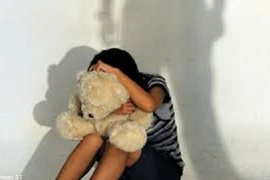 Cha mẹ ép con gái tuổi teen quan hệ tình dục với chủ nợ