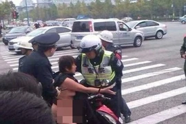 Phạm luật giao thông, khỏa thân chạy trốn cảnh sát