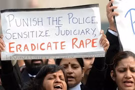 Bé gái 7 tuổi bị hiếp dâm ngay cạnh phòng hiệu trưởng