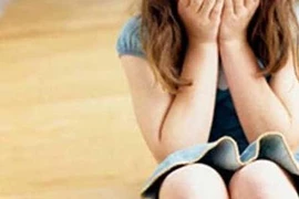 Chat làm quen với bé gái 11 tuổi, rồi cưỡng bức