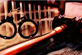 Vợ vắng nhà, cha "bệnh hoạn" làm con gái mang thai 