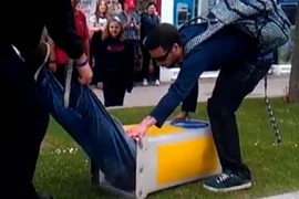 Bị kẹt đầu trong biển hiệu giao thông suốt 2 tiếng 