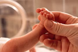 Bé trai sơ sinh sống lại ngay trước khi bị hỏa táng