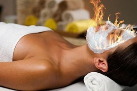 Làm đẹp bằng cách...châm lửa đốt mặt