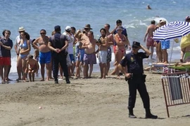 Bị bắt vì "mây mưa" trên bãi biển đông người