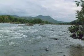 Đẩy chồng không biết bơi xuống sông để dễ bề cặp kè