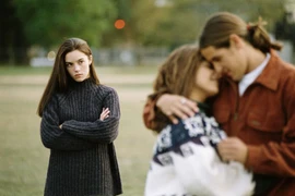 Làm gì khi có “kẻ thứ ba” xuất hiện định cướp chàng của bạn?