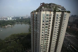 6 năm xây biệt thự đá trên... nóc tòa cao ốc