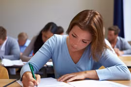 Mẹ ngũ tuần cải trang để đi thi hộ con gái