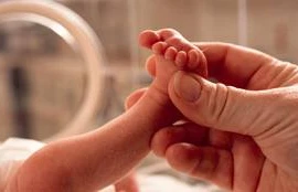 Bé sơ sinh tử vong vì bị bỏ rơi giữa trời lạnh