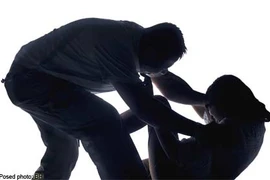 Dọa bán vợ nếu không chịu trả nợ thay