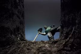 Đào mộ, mang xác cha về nhà, mong sống lại