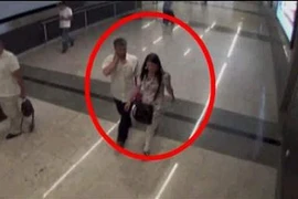 Mẹ bán con ngay tại toilet sân bay