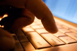 Bị sa thải vì gửi ảnh khiêu dâm cho trẻ vị thành niên