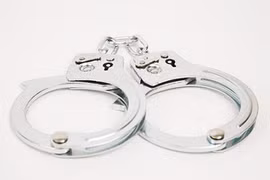 Cha bỏ mặc con nhỏ trong xe để vui vẻ ở câu lạc bộ thoát y