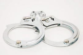 Cha bỏ mặc con nhỏ trong xe để vui vẻ ở câu lạc bộ thoát y