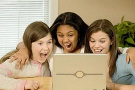 Không nên "vạch áo cho người xem lưng" qua Facebook 