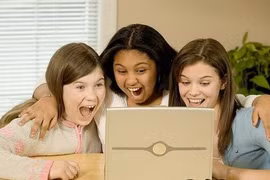 Không nên "vạch áo cho người xem lưng" qua Facebook 