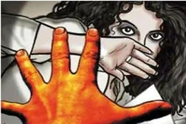 Vợ tiếp tay cho chồng cưỡng hiếp cả con gái, cháu gái 