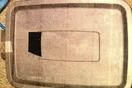 Phạt con bằng cách nhét vào ... hộp nhựa