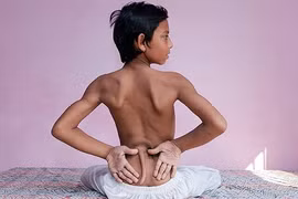 Cậu bé 12 tuổi có đuôi, được coi như thánh sống