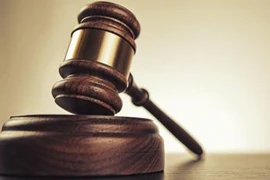 Bé trai bị 8 gã đàn ông lạm dụng tình dục