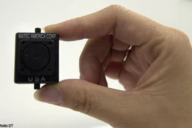 Đặt camera quay lén phụ nữ hàng xóm tắm