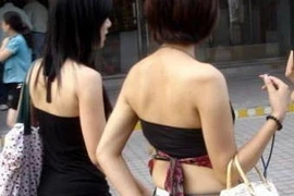 Khi nửa kia thích khoe cơ thể qua trang phục hở hang 