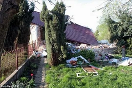 Không được đi dã ngoại cùng vợ con, cụ ông đánh sập nhà